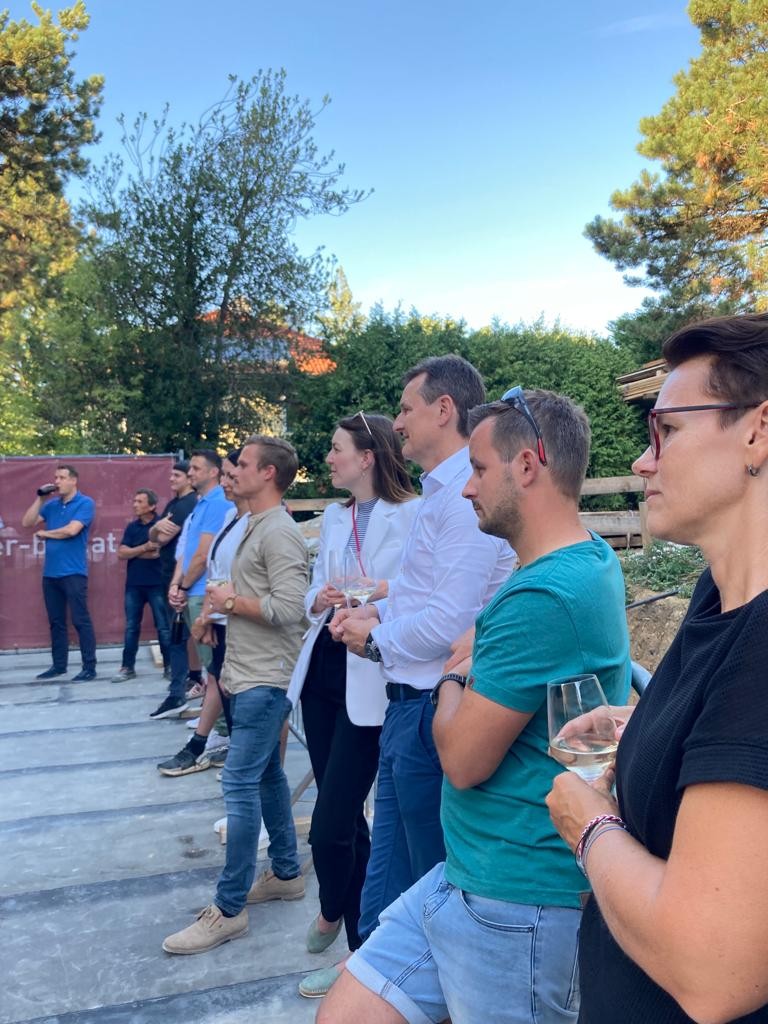 Gäste auf der Gleichenfeier der Villa Schöbrunn