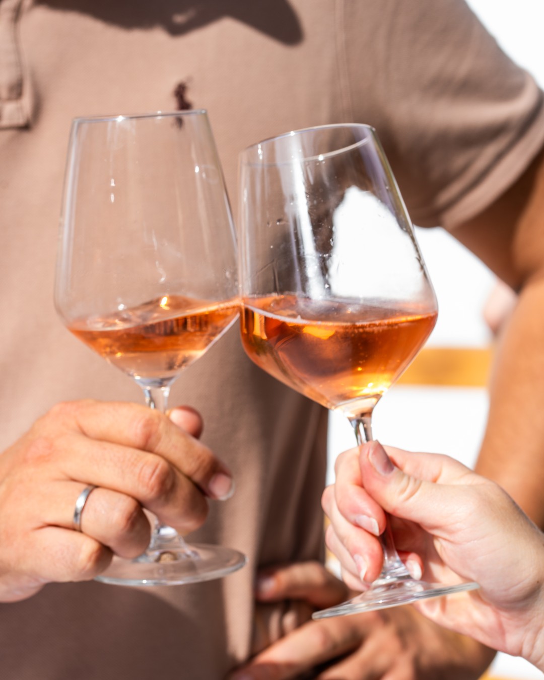 Anstoßen auf das erfolgreiche Projekt